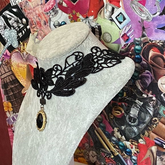 Vintage Faux Black And Gold Lace Choker - Picture 3 of 9